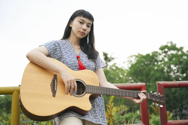 Retrato Bela Jovem Asiática Mulher Tocando Guitarra Natureza Livre — Fotografia de Stock