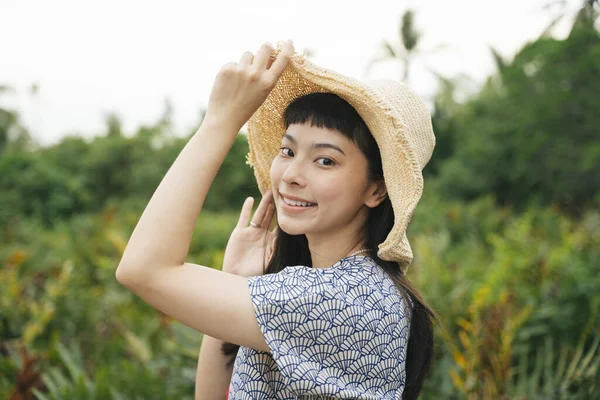 明るいアジアの旅行者の女性の肖像 自然の中で藁帽子 — ストック写真