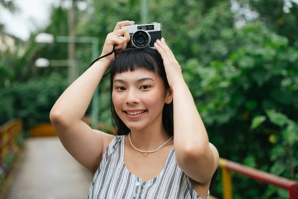 ヴィンテージカメラで若いアジアの女性のファッションの肖像画 リゾートの美しい写真家 — ストック写真