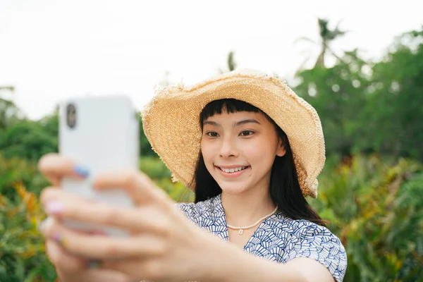 Retrato Moda Asiático Viajante Mulher Usar Chapéu Palha Usando Smartphone — Fotografia de Stock