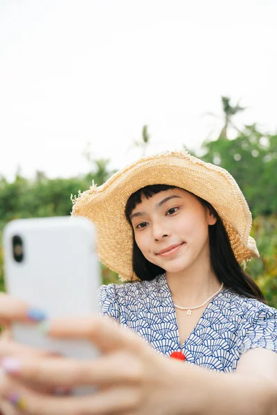 Fashion Portrait Asian Traveler Woman Wear Straw Hat Using Smartphone — 스톡 사진