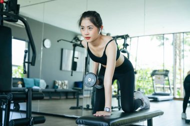 Spor salonunda halterli, sağlıklı Asyalı kadın egzersizi..