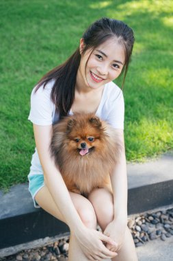 Pomeranya köpeği ve parkın güzel sahibi..