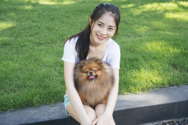 Pomeranya köpeği ve parkın güzel sahibi..