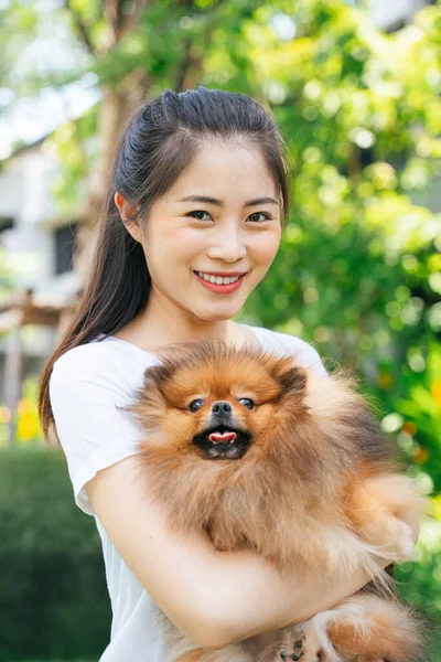 Wanita Asia Yang Cantik Dan Anjing Pomeranian Spitz Nya Yang — Stok Foto