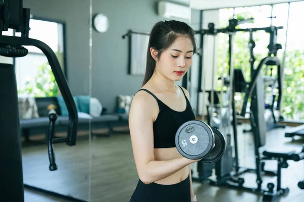 Yan Bakış Sağlıklı Asyalı Kadın Spor Salonunda Dubbell Ile Egzersiz — Stok fotoğraf