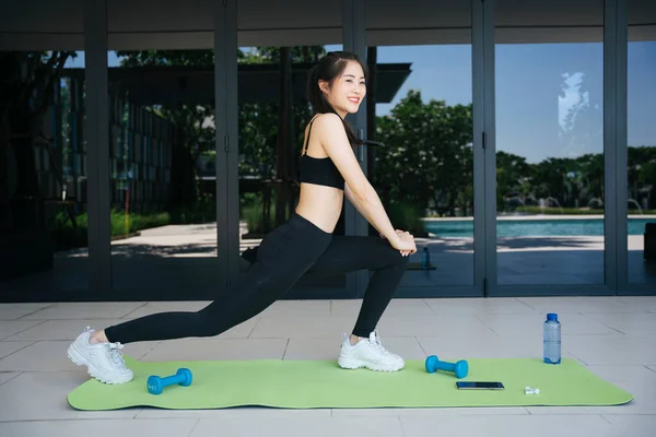 Yan Görünüş Sağlıklı Asyalı Kadın Yoga Yapıyor Dışarıda Bacaklarını Açıyor — Stok fotoğraf