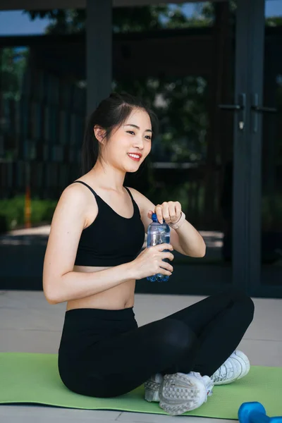 Gezonde Aziatische Vrouw Nemen Een Pauze Drinkwater Uit Fles Sportschool — Stockfoto