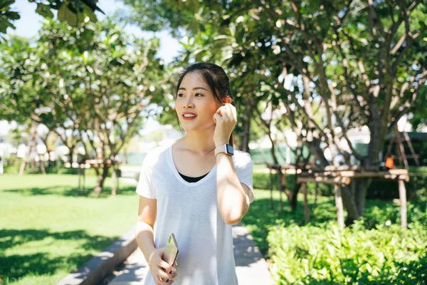 夏の公園でランニングやジョギングをするスポーティアジアの女性 — ストック写真