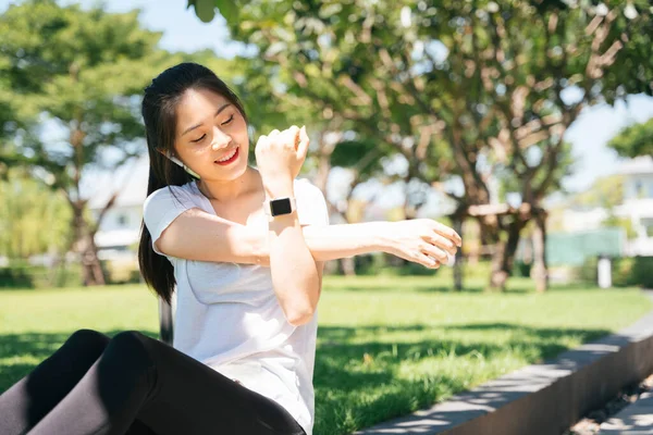 Sportos Ázsiai Kinyújtott Karok Bemelegítés Előtt Kocogás Parkban — Stock Fotó