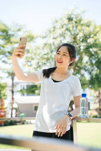 Esportivo Asiático Mulher Vlogging Sobre Exercício Selfie Com Smartphone Parque — Fotografia de Stock