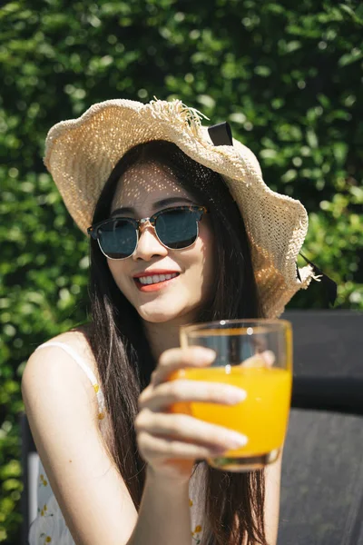 Retrato Viajero Asiático Mujer Usar Gafas Sol Sombrero Disfrutar Jugo — Foto de Stock