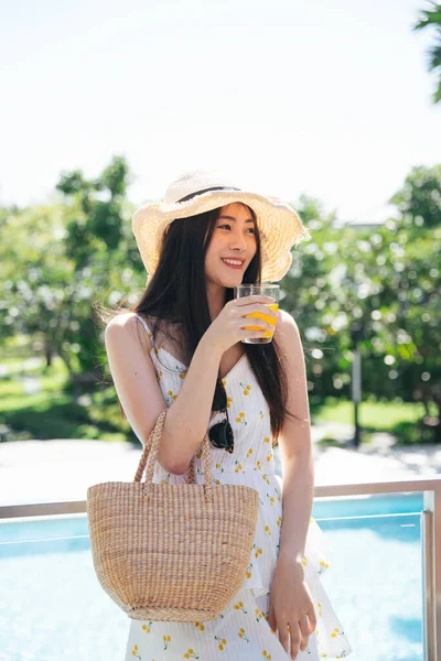 Retrato Asiático Viajante Mulher Gosta Beber Suco Laranja Perto Piscina — Fotografia de Stock