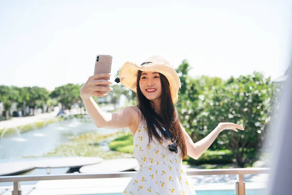 Bela Ásia Mulher Viajante Vlogging Com Smartphone Hotel — Fotografia de Stock