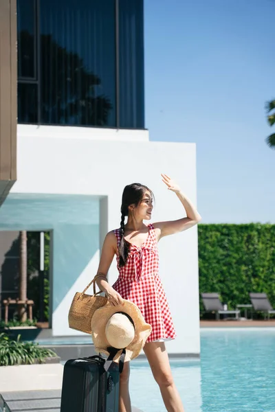 Mulher Asiática Excitada Vestido Rosa Com Bagagem Perto Piscina Viagens — Fotografia de Stock