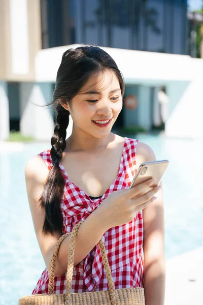 Close Retrato Bela Jovem Asiática Mulher Vestido Rosa Usando Smartphone — Fotografia de Stock
