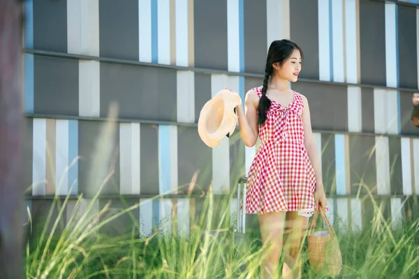 Bela Ásia Jovem Mulher Viajante Rosa Vestido Com Viagem Bagagem — Fotografia de Stock