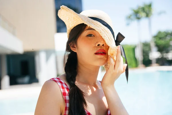 Portretul Unei Femei Asiatice Poartă Pălărie Hotel Stațiune — Fotografie, imagine de stoc