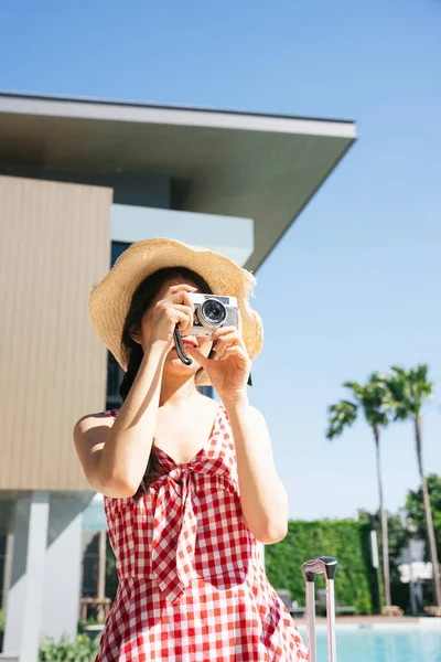 Retrato Bela Mulher Asiática Usar Chapéu Tirar Foto Com Câmera — Fotografia de Stock