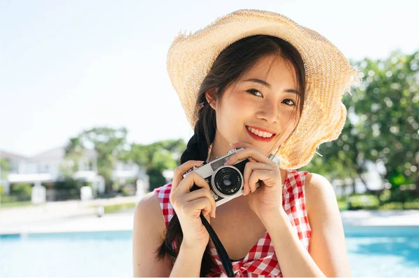 Retrato Bela Mulher Asiática Usar Chapéu Tirar Foto Com Câmera — Fotografia de Stock