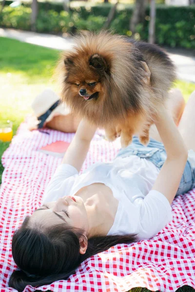 Herrchen Legt Sich Hin Und Hebt Hund Park Die Luft — Stockfoto