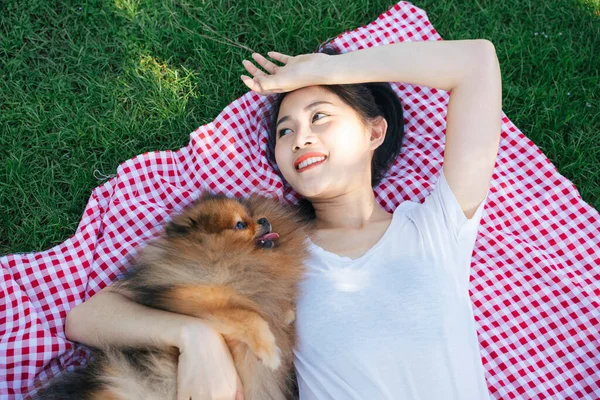Top View Wanita Pemilik Berbaring Dengan Anjingnya Taman Bersama — Stok Foto