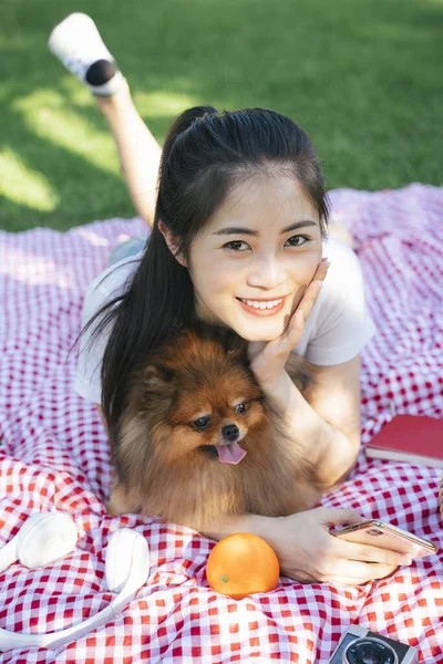 Portrait Asian Woman Dog Mat Park Picnicking Dengan Hewan Peliharaan — Stok Foto