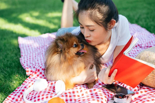 Asiatin Küsst Ihren Hund Park Picknick Mit Haustier Konzept — Stockfoto