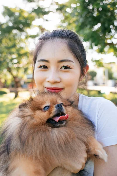 Tutup Potret Pemilik Asia Yang Indah Dan Anjing Spitz Pomeranian — Stok Foto