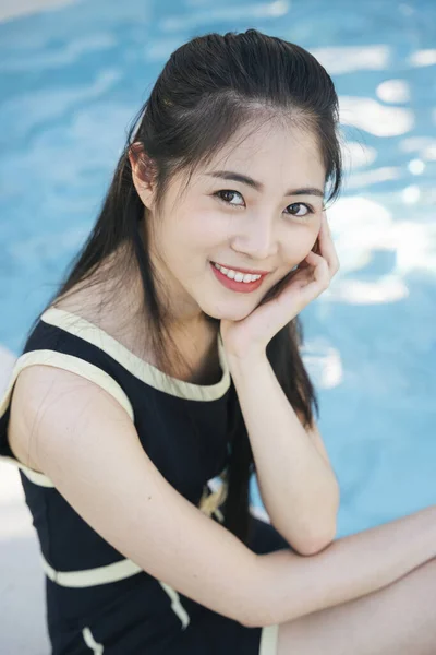 Yüzme Havuzunun Yanında Güzel Asyalı Bir Kadının Portresi — Stok fotoğraf