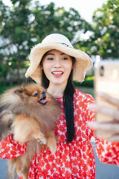 Wanita Pelancong Asia Yang Cantik Melakukan Perjalanan Dengan Selfie Bersama — Stok Foto