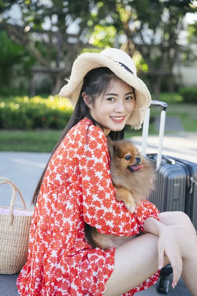 美しいアジアの旅行者の女性はリゾートとホテルで彼女の犬と一緒に旅行 — ストック写真