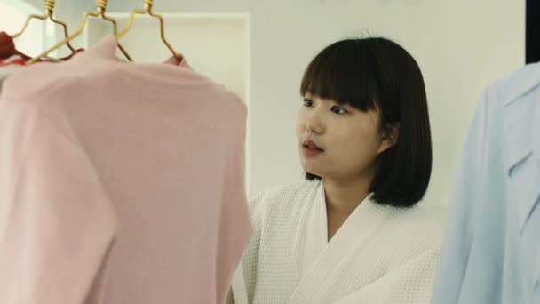 Young Asian Short Bob Hairstyle Woman Bathrope Finding Cloth Rack — Stock Video