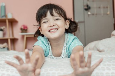 Yatak odasında küçük tatlı bir kızın portresi..