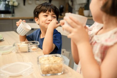 Sevgili kardeşlerim mutfakta yemek yerken birbirlerine göz kulak oluyorlar..