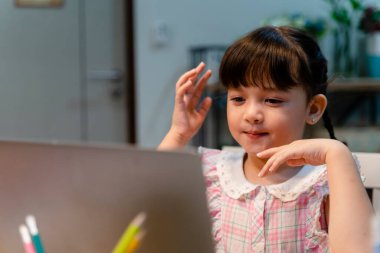 Çevrimiçi kurs için dijital dizüstü bilgisayarla evden çocuk eğitimi.