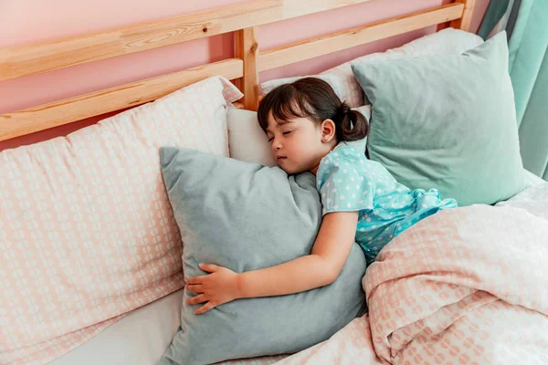 Urocza Dziewczynka Przytula Poduszkę Śpi Sypialni — Zdjęcie stockowe