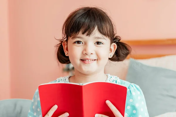 Primer Plano Retrato Una Chica Leyendo Libro Rojo Dormitorio —  Fotos de Stock