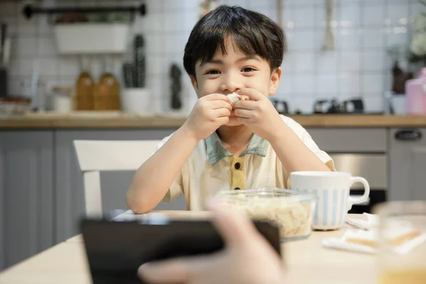 Niño Comiendo Cena Viendo Vídeo Tableta —  Fotos de Stock