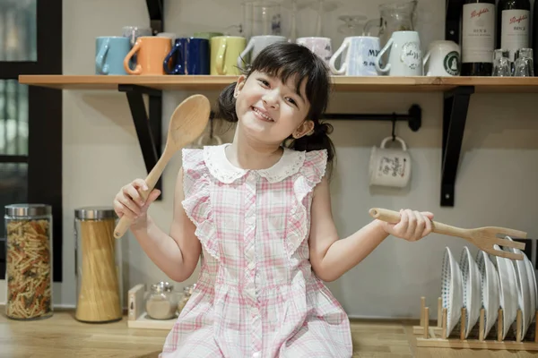 Retrato Una Linda Niña Sosteniendo Utensilio Madera Cocina Lista Para —  Fotos de Stock