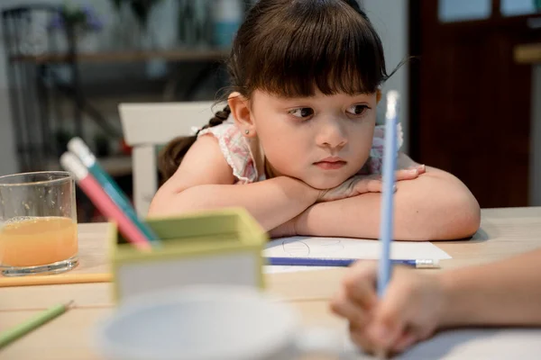 Linda Niña Cansada Hacer Tarea Mientras Está Sentada Mesa —  Fotos de Stock