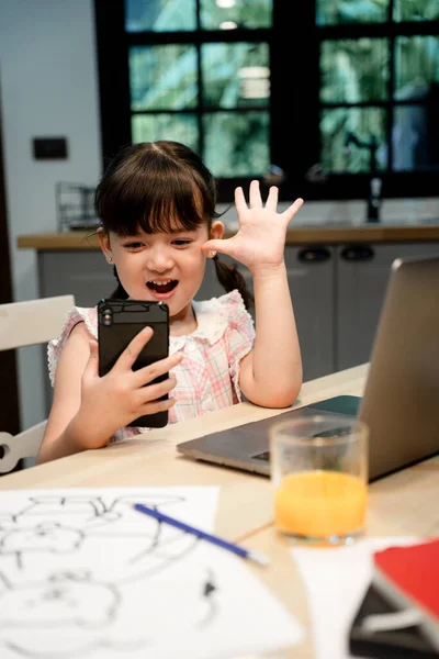 Linda Niña Selfie Vlogging Con Teléfono Inteligente Frente Computadora Portátil —  Fotos de Stock