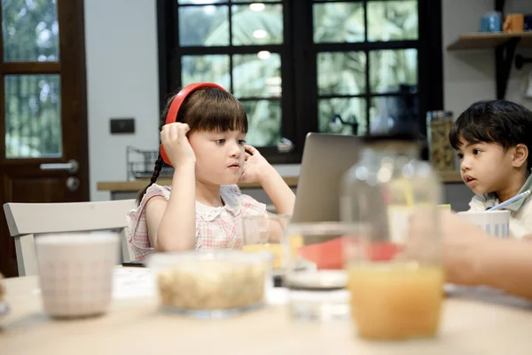 Little Girl Listen Music Headphone Looking Laptop Computer Home — Stock Photo, Image