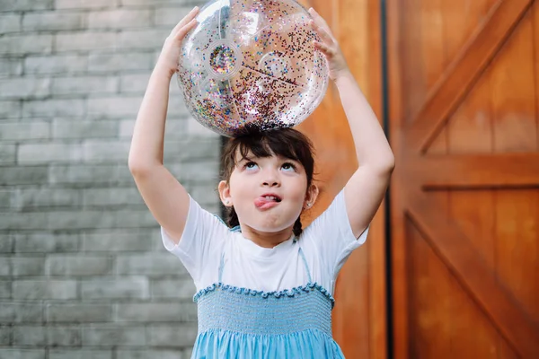 Retrato Una Niña Jugando Con Una Pelota Plástico Granero —  Fotos de Stock