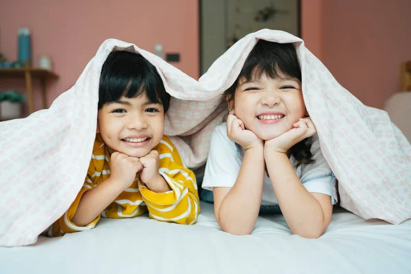 Χαρούμενος Αδελφός Και Αδελφή Κάτω Από Κουβέρτα Στην Κρεβατοκάμαρα — Φωτογραφία Αρχείου