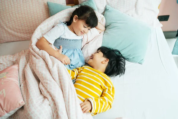 Draufsicht Bruder Und Schwester Haben Spaß Und Entspannen Sich Bett — Stockfoto