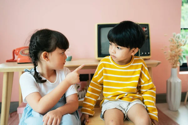 Hermana Intimidando Hermano Señalándole Con Dedo Cara Con Expresión Enojo — Foto de Stock