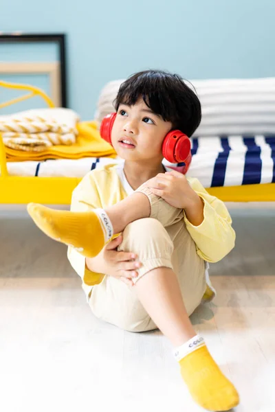 Niño Disfrutar Escuchar Música Con Auriculares Inalámbricos Dormitorio —  Fotos de Stock