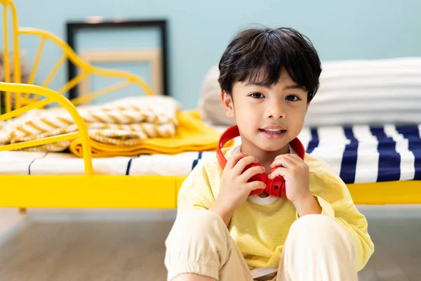 Anak Kecil Menikmati Mendengarkan Musik Dengan Headphone Nirkabel Kamar Tidur — Stok Foto