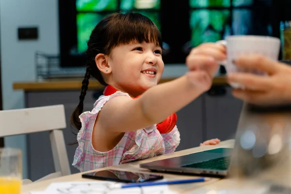 Mother Hand Giving Drinks Her Child Study Home Laptop — Stock Photo, Image